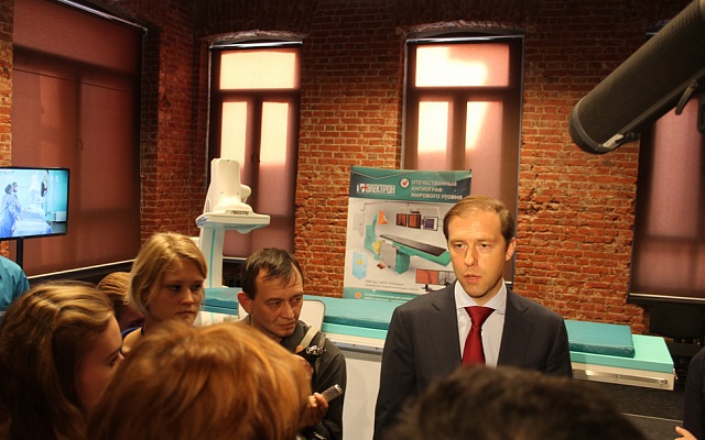 Minister of Industry and Trade of Russia Denis Manturov at the stand of NIPK Electron Co. within the framework of the exhibition "PharMedProm-2014"