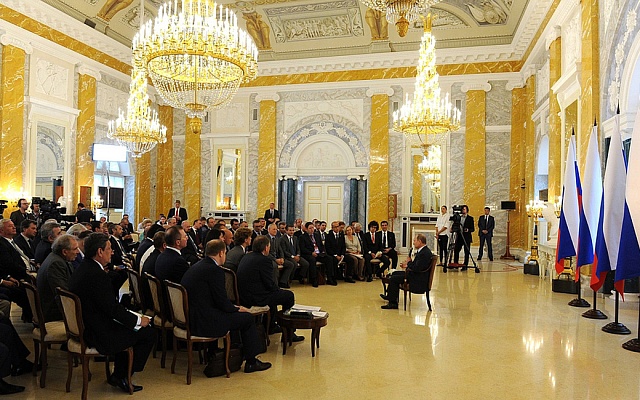 Генеральный директор НИПК «Электрон» А.М. Элинсон на встрече президента РФ В.В. Путина с представителями малого и среднего бизнеса в рамках ПМЭФ-2015